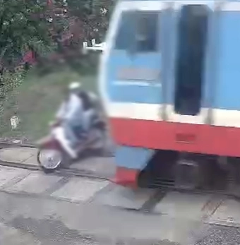Trích xuất camera vụ xe máy vượt rào chắn bị tàu hỏa tông, hai vợ chồng thiệt mạng