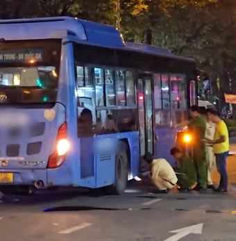 Người phụ nữ đi xe máy tử vong sau va quẹt với xe buýt ở quận 1