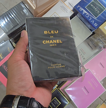 Bên trong kho hàng của đường dây mua bán 10.000 chai nước hoa giả, Công an TP.HCM vừa triệt phá