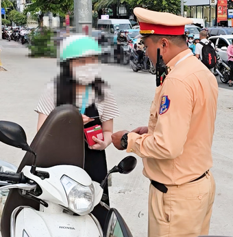 Cảnh sát giao thông 'bắt quả tang' nhiều người chạy xe máy lên vỉa hè tại TP.HCM