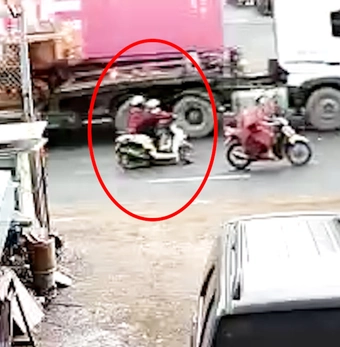 Trích xuất camera vụ xe máy ngã vào xe container khiến hai cô gái tử vong ở Long An