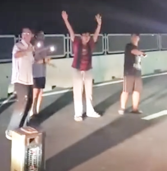 Kẹt xe trên cao tốc Vĩnh Hảo - Phan Thiết, nhiều người xách loa ra đường... hát karaoke