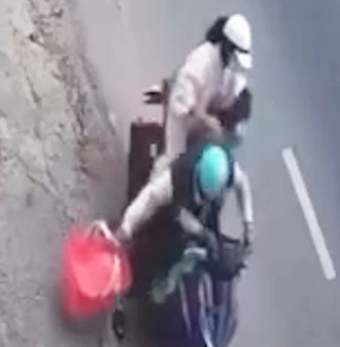 Video đôi nam nữ bỏ lại bé trai còn cuống rốn trước cổng Trung tâm nhân đạo Quê Hương, TP.HCM