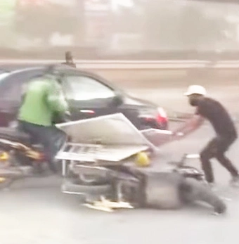 Video mưa dông quật ngã nhiều người đi xe máy, xô đổ cây cối, cuốn bay mái tôn ở Hà Nội