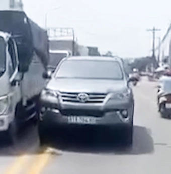 Tài xế lái ô tô chạy ngược chiều, đòi đánh người quay video ở TP.HCM