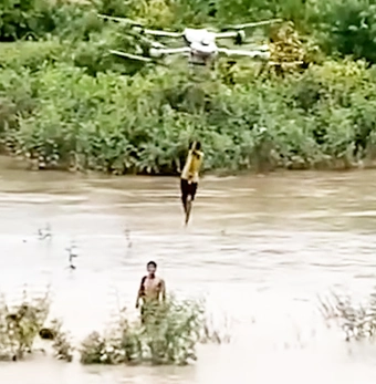 Video nông dân dùng máy bay không người lái cứu hai cháu nhỏ kẹt giữa dòng nước xiết