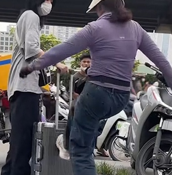 Công an vào cuộc vụ bà bán trà đá đuổi cô gái khỏi vỉa hè vì 'đứng vào chỗ bán hàng'