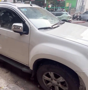 Cận cảnh chiếc xe hơi bị 'bỏ quên' cả năm cạnh ký túc xá ở Nha Trang
