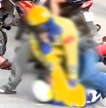 Video 2 tài xế xe ôm đánh nhau trước trường đại học ở TP.HCM, công an vào cuộc