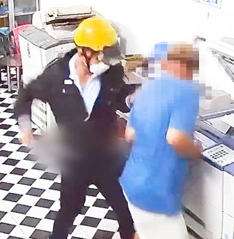 Camera ghi hình thanh niên vào tiệm photocopy, bất ngờ rút dao đâm chủ tiệm