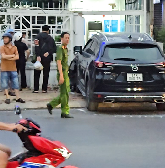 Ô tô tông loạt xe máy dừng đèn đỏ ở Thủ Đức, nhiều người bị thương