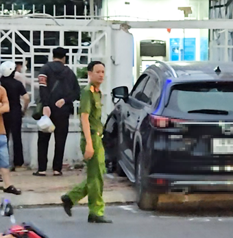 Ô tô tông loạt xe máy dừng đèn đỏ ở Thủ Đức, nhiều người bị thương