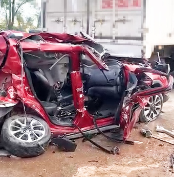 Xe con bẹp dúm sau tai nạn liên hoàn, 4 người mắc kẹt được giải cứu