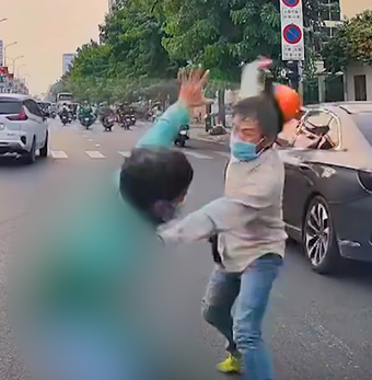 Xác minh clip 2 người cầm mũ bảo hiểm đánh nhau giữa đường ở phường Tân Sơn Nhất