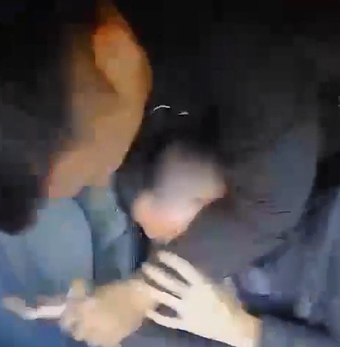 Hành khách cầm đũa đâm tài xế taxi sau khi hai bên trao đổi 'kinh nghiệm lái xe'