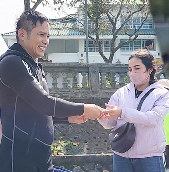 Thợ lặn tìm kiếm, trao trả 2 lượng vàng cho người đánh rơi ở sông Hương