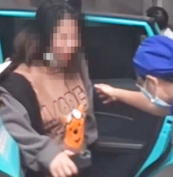 Cảnh sát giao thông dẫn đường cho taxi chở sản phụ chuyển dạ đến Bệnh viện Từ Dũ