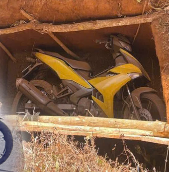 Phát hiện xe máy nghi của nhóm cướp ngân hàng ở Gia Lai, bị chôn dưới hố sâu 1m