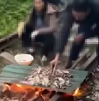 Cặp vợ chồng nướng đồ ăn trên đường ray bị lập biên bản xử phạt