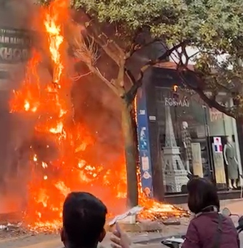 Người dân ứng cứu nạn nhân nhảy từ tầng cao trong vụ cháy nhà ở Hà Nội