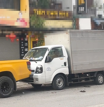 Bị xe tải đậu chắn 'mặt tiền' buôn bán dịp Tết, chủ cửa hàng mang 2 ô tô chặn đầu đuôi