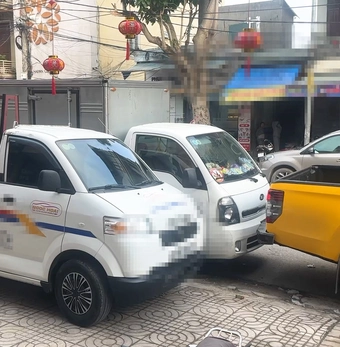 Vụ đưa ô tô khóa đầu, đuôi xe tải đậu chắn cửa hàng cận Tết: Công an vào cuộc xử lý