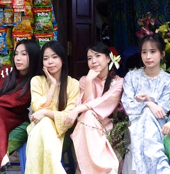 'Nàng thơ' chen chân chụp ảnh quán trà đá vỉa hè trên phố cổ