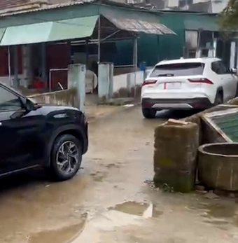 Đậu ô tô chắn ngõ nhỏ ngày Tết còn đưa thêm phương tiện 'khóa đuôi' xe khác