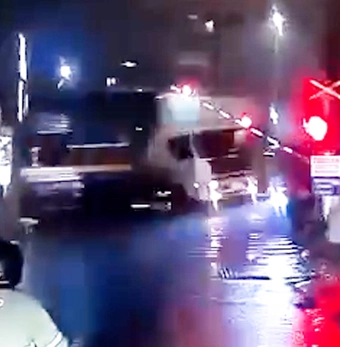 Video tàu SE3 húc văng xe đầu kéo ở Hà Nội, tài xế mắc kẹt trong cabin