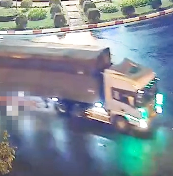 Xe container cuốn xe máy tại vòng xoay, 2 phụ nữ thương vong