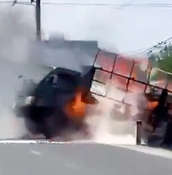 Tài xế lùi xe tải đang bốc cháy dữ dội xuống mương nước để dập lửa