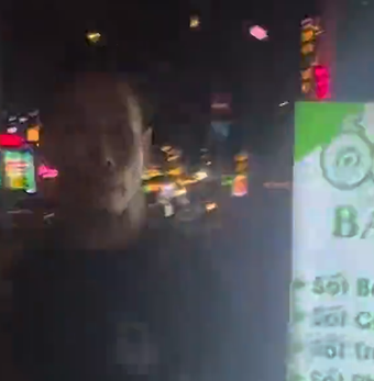 Xác minh clip nam shipper bị nhân viên quán ốc cầm ghế đánh vào đầu khi đậu xe trước quán