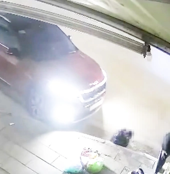 Trích xuất camera truy tìm tài xế ô tô tông gãy chân người phụ nữ bán hàng rong