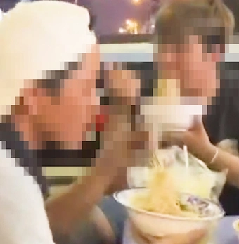 Xác minh clip 3 người bày bàn ghế ngồi ăn uống trên thùng xe bán tải đang chạy ở TP.HCM