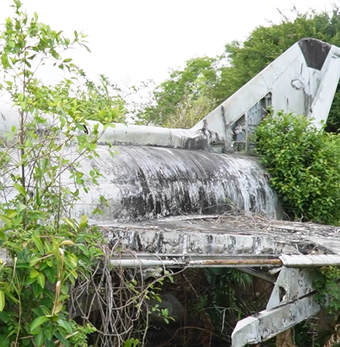 Đại tá không quân thông tin về chiếc máy bay MiG-21 trong bãi cỏ giữa khu đô thị ở Cà Mau