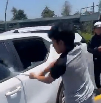 Nam thanh niên chặn xe taxi chở vợ, rồi đập phá trên quốc lộ 20