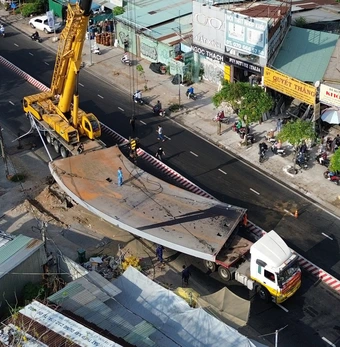 Tấm thép lớn đè bẹp cabin xe rác khiến tài xế tử vong, cầu Kênh Tẻ kẹt xe kéo dài