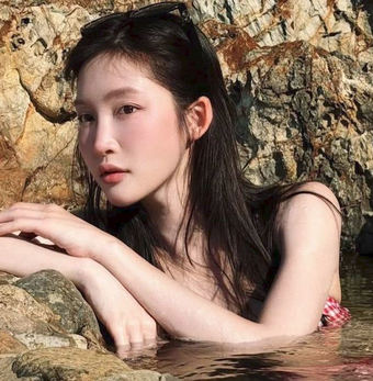 Ca sĩ Juky San bị chỉ trích vì bộ ảnh tắm trong Giếng Tiên ở Eo Gió, lãnh đạo phường nói gì?