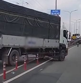 Tài xế xe tải cán cọc tiêu 'phá làn' trên đường Đỗ Mười bị xử phạt
