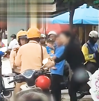 Cô gái giật biên bản, hô hoán bị 'cảnh sát giao thông đánh' ở TP.HCM