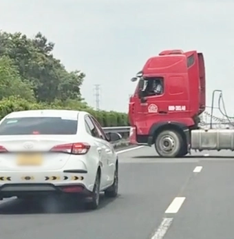 Quay đầu xe trên cao tốc TP.HCM - Long Thành do 'đi nhầm đường', tài xế bị phạt 35 triệu