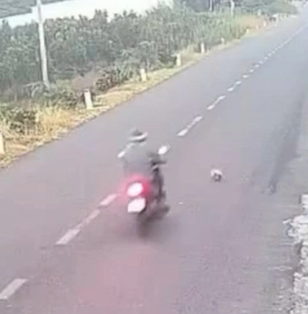 Video cháu bé đá bóng ra đường gây tai nạn chết người ở Vĩnh Long, công an đang làm rõ