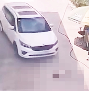 Bé gái bị ô tô cán tử vong tại cây xăng ở Bến Cát, công an trích xuất camera điều tra