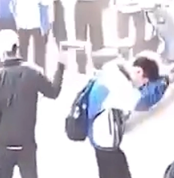 Thông tin ban đầu vụ nam sinh lớp 8 bị xịt hơi cay trước cổng trường đông người