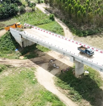 Lý do cầu 36 tỉ xây xong 3 năm, người dân vẫn phải qua sông bằng phà