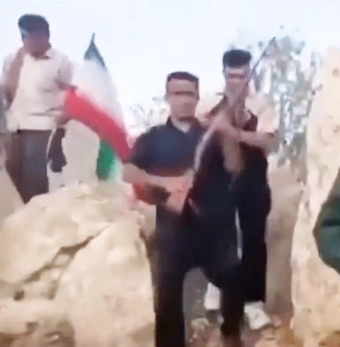 Các nhóm bộ lạc Iran lùng sục trong núi tìm bắt phi công Mỹ mất tích sau khi F15 bị bắn hạ