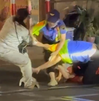 Xác minh clip hai nữ nhân viên đường sắt bị người đi xe máy vượt gác chắn hành hung