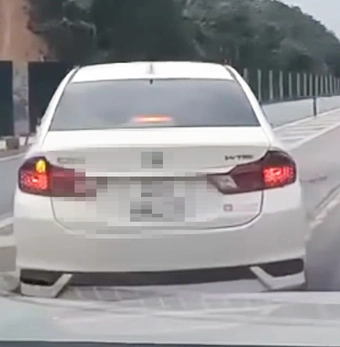 Xử phạt tài xế lái ô tô quay đầu trên cao tốc Nội Bài - Lào Cai