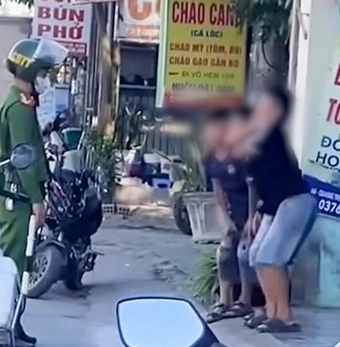 Clip 3 học sinh bị cảnh sát trật tự phạt thụt dầu vì kẹp ba, không đội mũ bảo hiểm