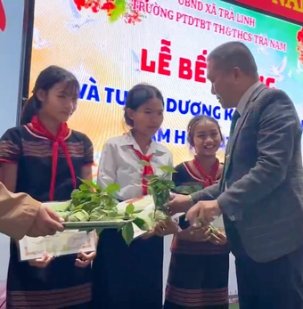 51 học sinh giỏi, xuất sắc được trao thưởng cây sâm Ngọc Linh giống